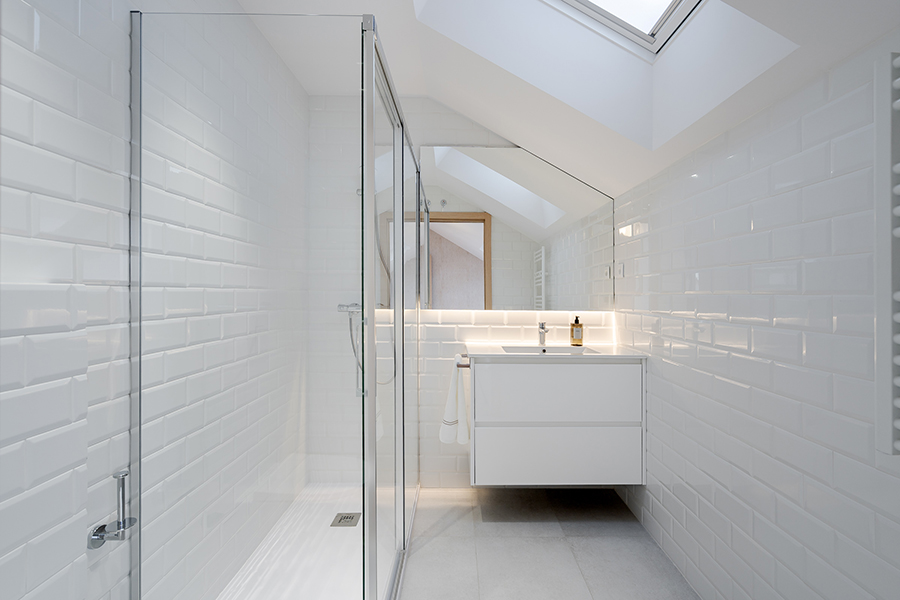 Bathroom suite 23on the 4-bedroom floor of the Lérida 8 Building.